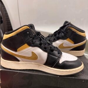 Air Jordan 1 Mid GS in Black and Pollen